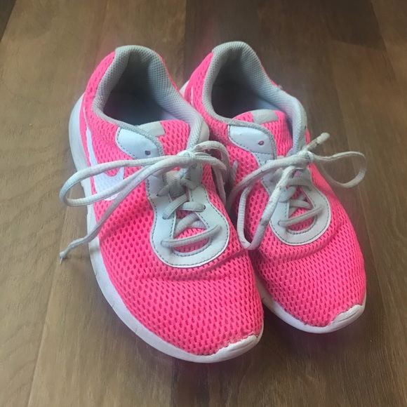 Girls Nike shoes - Picture 1 of 5